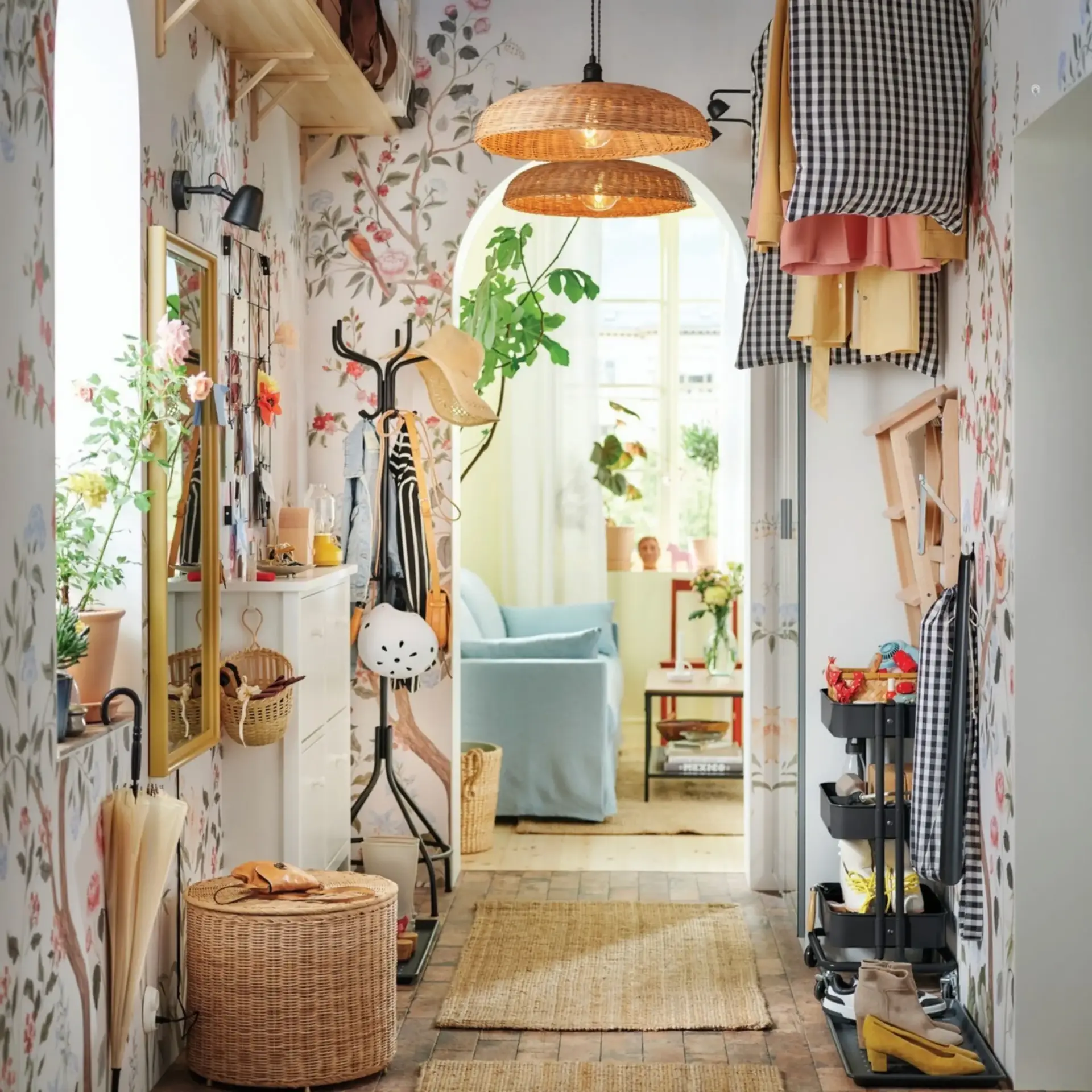 Couloir avec papier peint floral donnant sur un salon